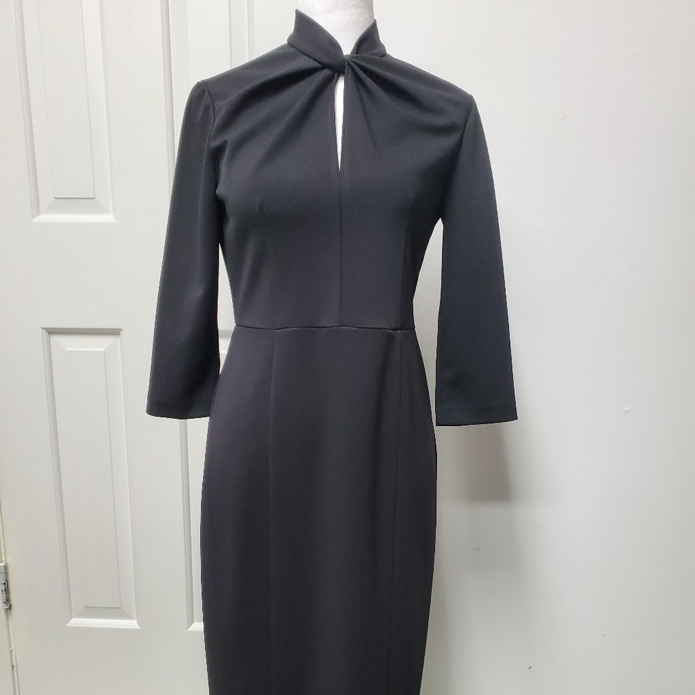Donna Morgan Women's Stretch Crepe 3/4 Sleeve Twisted Neckline Sheath Dress